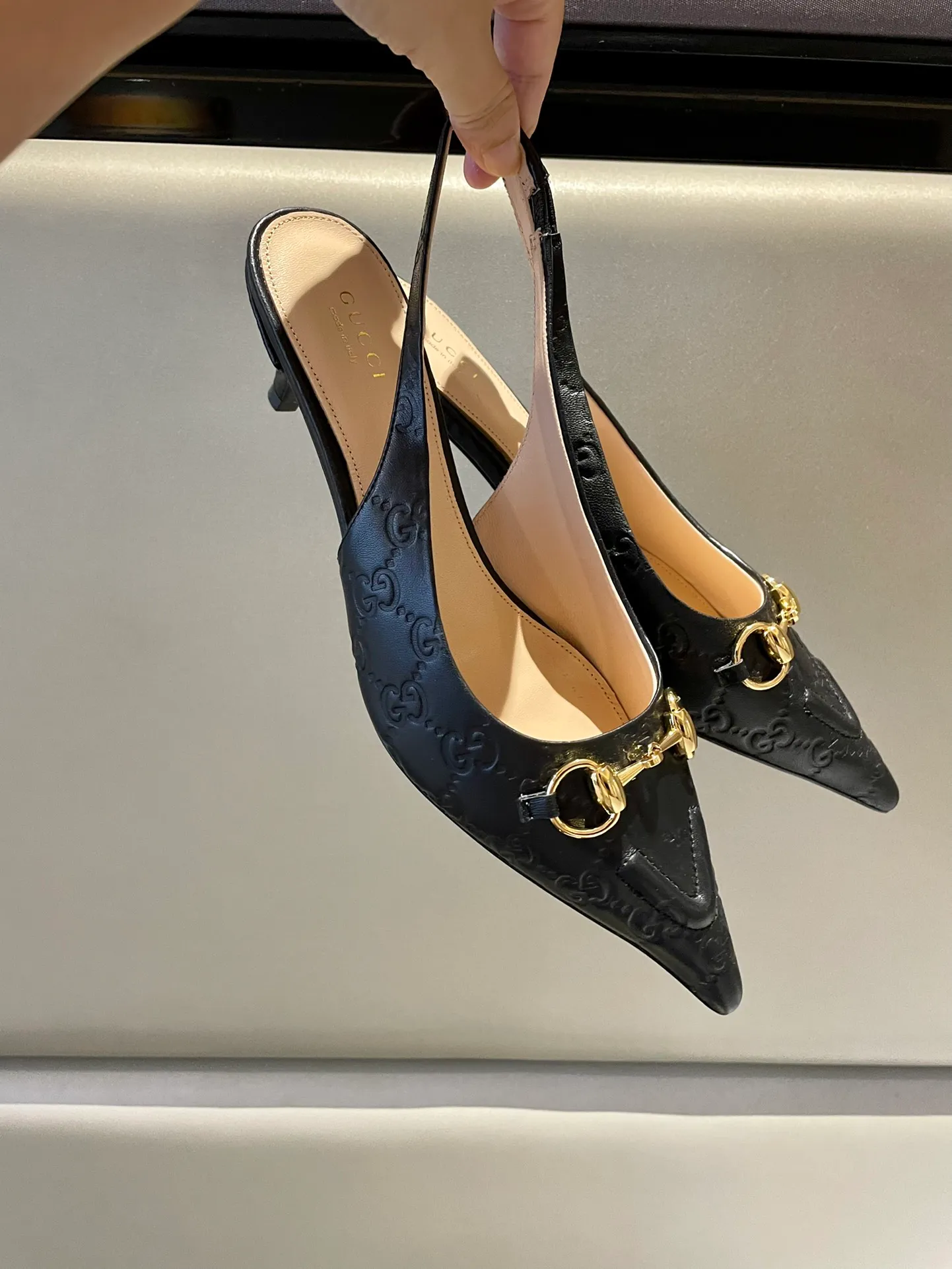 👟👟Ex-factory price 580👟👟 2024 G family’s new GUcc𝐢 horsebit pump sandals with pointed toes, elastic straps and kitten heels complement each other to create a comfortable and fitting design, and the back-lace pumps are the essence of design. Hot-drilling process Upper: Imported high-grade G G canvas Lining/foot pads: Full-grain high-grade lambskin Sole: Italian top-grade genuine leather sole Heel height: 10.5cm Fitting size: 35-42 (40/41/42 custom-made, non-refundable)